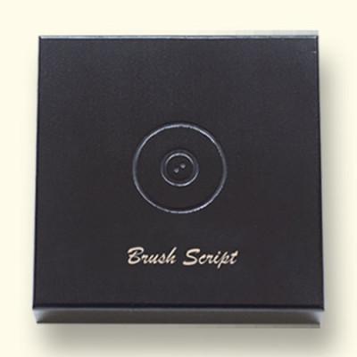 Op het deksel van het kistje is standaard het parlAmore logo aangebracht. Onder dit logo kunt u – als extra – een naam laten graveren.