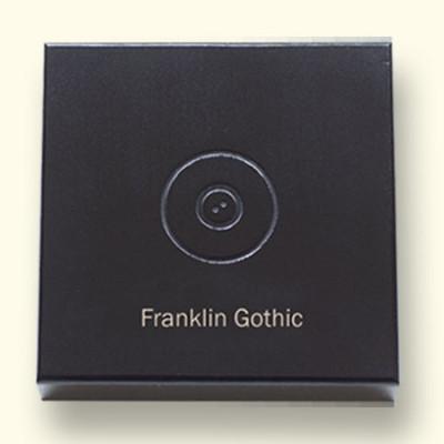 Op het deksel van het kistje is standaard het parlAmore logo aangebracht. Onder dit logo kunt u – als extra – een naam laten graveren.