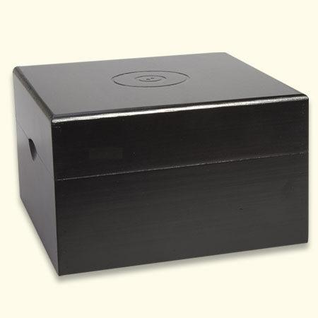 Het handgemaakte elzenhouten kistje voor de Rouwknoop is zwart gebeitst. Groot, ong. 125 x 125 x 83mm. Op het deksel het parlAmore logo.
