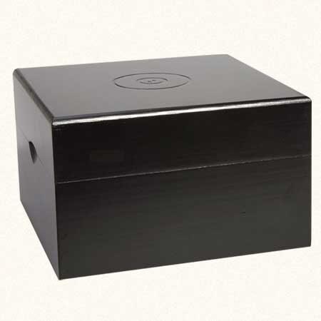 Het handgemaakte elzenhouten kistje voor de Rouwknoop is zwart gebeitst. Groot, ong. 125 x 125 x 83mm. Op het deksel het parlAmore logo.