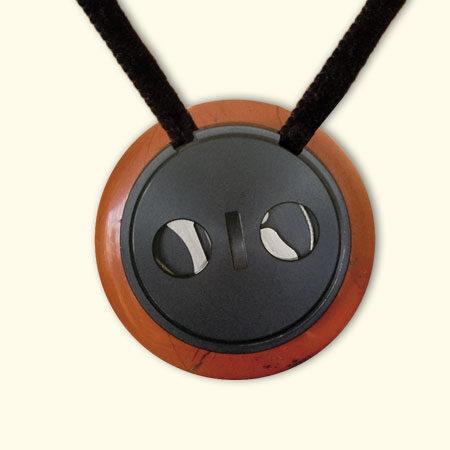 Achterkant van de Rouwknoop is het hangerplaatje erop gedraaid. Dit kan worden verwisseld voor het brocheplaatje en het reversspeldplaatje.