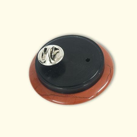 Achterkant van de Rouwknoop is het reversspeldplaatje erop gedraaid. Dit kan worden verwisseld voor het brocheplaatje en het hangerplaatje.