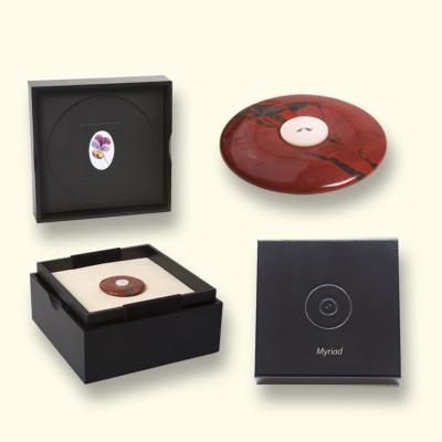 Rouwknoop jaspis met naam op het kistje in lettertype Myriad