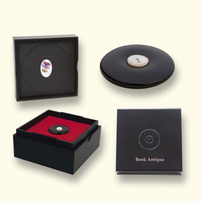 Rouwknoop onyx met naam op het kistje in lettertype Book Antiqua