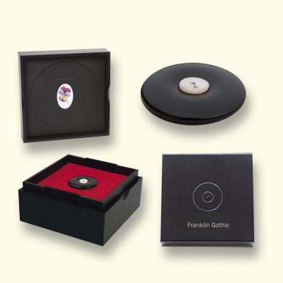 Rouwknoop onyx met naam op het kistje in lettertype Franklin Gothic