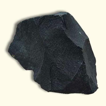 De ronde onyx basissteen van de Rouwknoop is een kwarts met een effen zwarte kleur. Diameter is 4cm. Werkt ondersteunend bij rouw en verdriet.