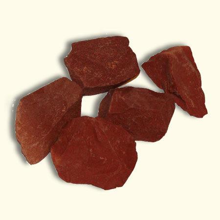 De ronde jaspis basissteen van de Rouwknoop is een halfedelsteen. Hij heeft een steenrode kleur en is vaak geaderd. De diameter is 4cm.