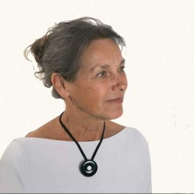 Vrouw draagt Rouwknoop onyx als hanger.