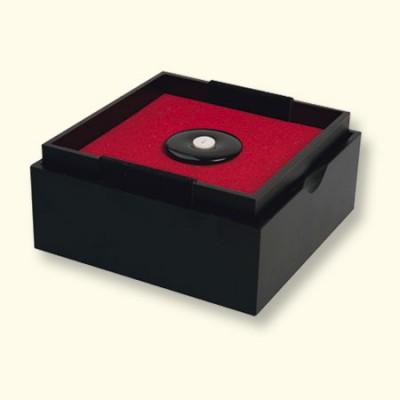 Onyx Rouwknoop ligt in het open kistje op de rode zijde van het omkeerbare kussentje. De andere kant is lichtgeel. Maten: L x B = ongeveer 125x125mm