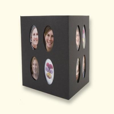 In het deksel van het kistje van de Rouwknoop zitten twee passe-partouts die ook los neergezet kunnen worden. Deze is voor 12 fotootjes