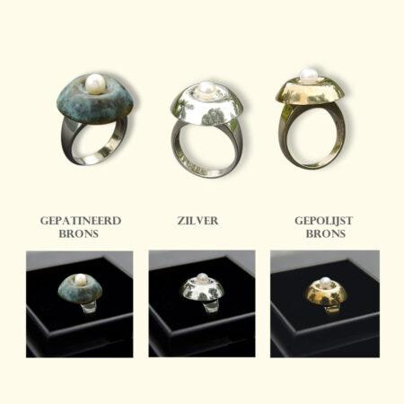 Onder het kapje op de ring, de As-Cabochon van brons, zilver of gepatineerd brons, is ruimte om wat as, aarde of een haarlokje te bewaren.