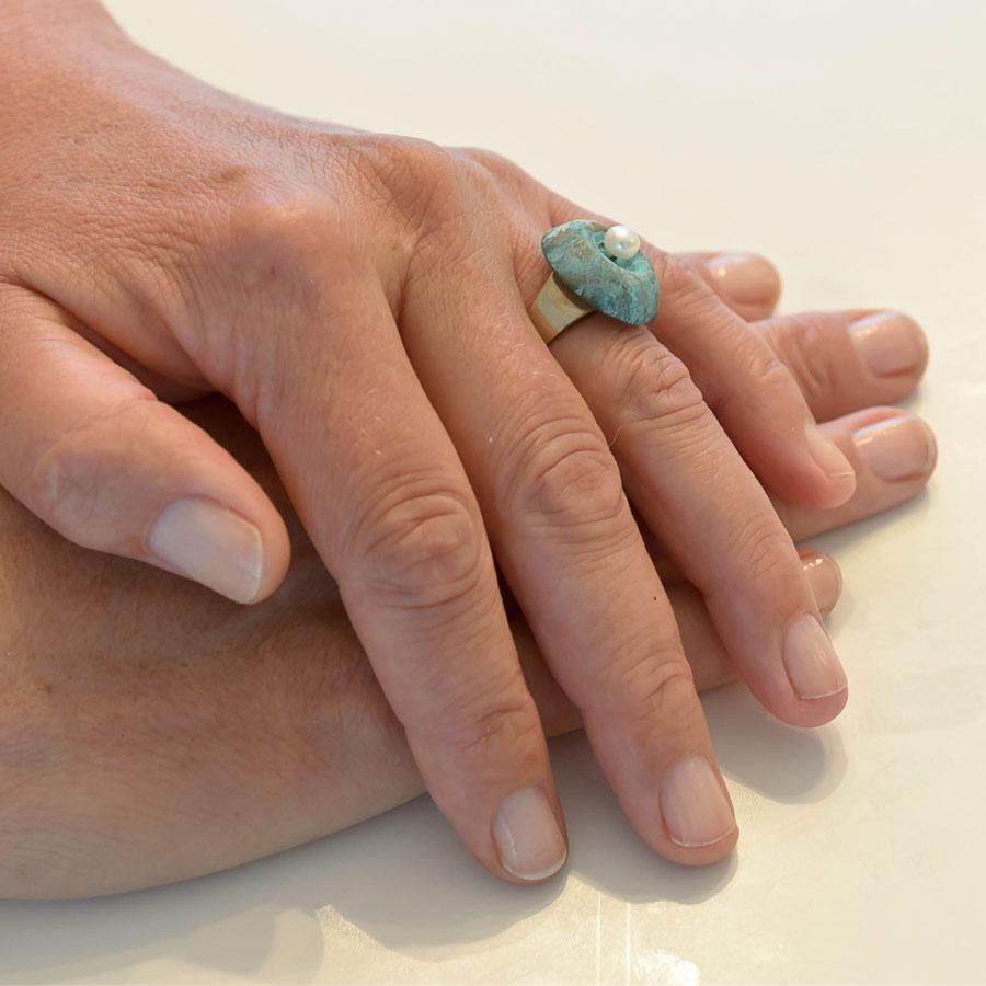 As-Cabochon voor wat as, aarde of een haarlokje | parlAmore© Onder de cabochon (het kapje op de ring) van brons, zilver of gepatineerd brons is ruimte om wat as, aarde of een haarlokje te bewaren.