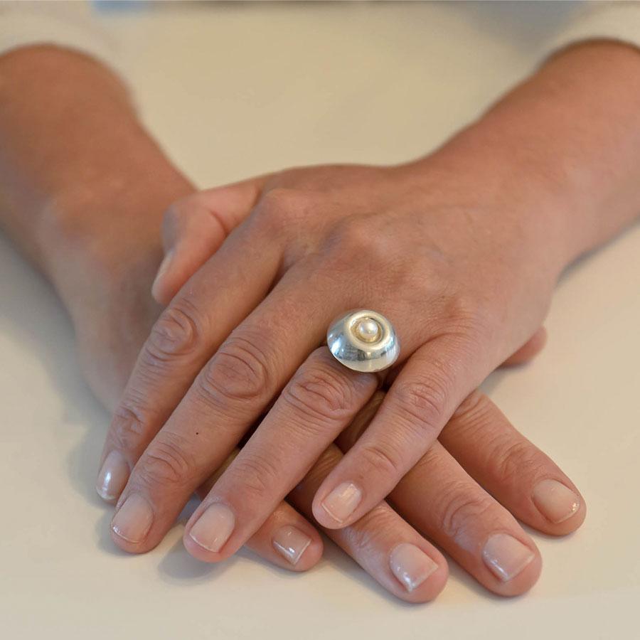 As-Cabochon voor wat as, aarde of een haarlokje | parlAmore© Onder de cabochon (het kapje op de ring) van brons, zilver of gepatineerd brons is ruimte om wat as, aarde of een haarlokje te bewaren.