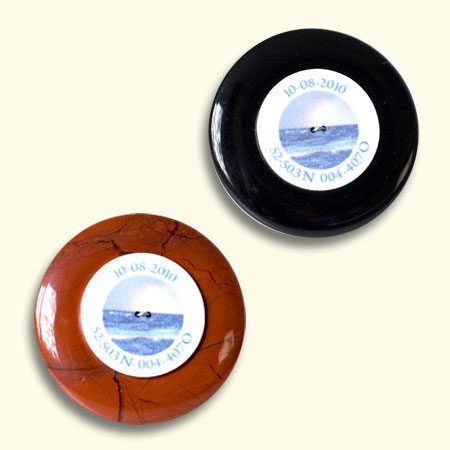 Jaspis en onyx rouwknopen met een speciaal gemaakte herinneringsknoop met de gegevens van de as-verstrooiing van de dierbare. Zonder as!