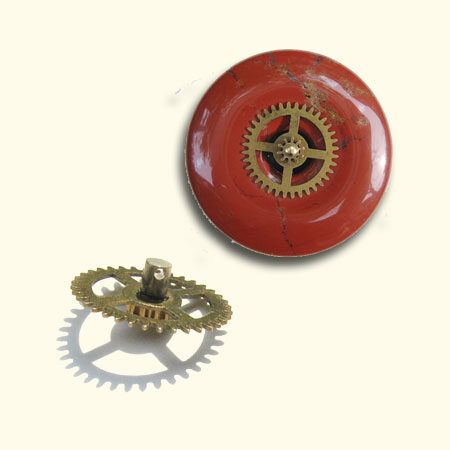 Jaspis Rouwknoop met een radertje van een horloge, een van de vele mogelijkheden om de Rouwknoop te dragen met een persoonlijk aandenken.