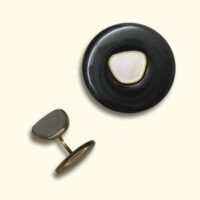 Onyx Rouwknoop met een manchetknoop, een van de vele mogelijkheden om de Rouwknoop te dragen met een persoonlijk aandenken.
