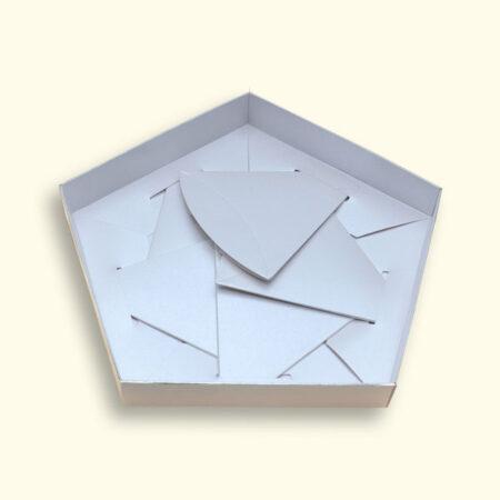 Onderin de verpakking zitten gondeldoosjes met sjablonen om de 5 Rouwspelden apart in te doen. Uitvaartcorsage. | Rouwcorsage. | Rouwteken.