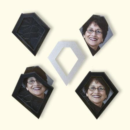 Rouwspeld. Met een sjabloon voor het passend maken van het portretje dat in de rouwspeld kan worden geschoven. Rouwteken en uitvaartcorsage.