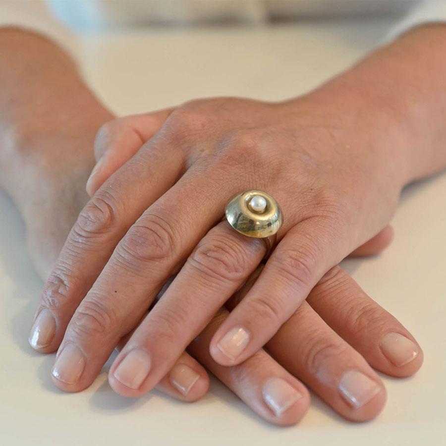 As-Cabochon voor wat as, aarde of een haarlokje | parlAmore© Onder de cabochon (het kapje op de ring) van brons, zilver of gepatineerd brons is ruimte om wat as, aarde of een haarlokje te bewaren.