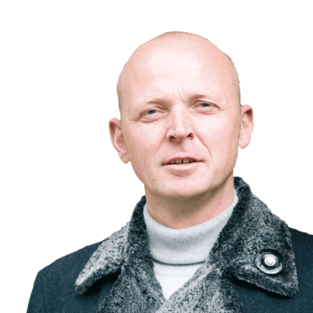 Een man draagt een onyx rouwknoop als reversspeld op zijn winterjas. De Rouwknoop kun je ook dragen als hanger of broche.