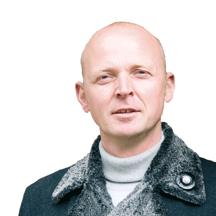 Man draagt onyx rouwknoop op winterjas.| parlAmore© Een man draagt een onyx rouwknoop als reversspeld op zijn winterjas. De Rouwknoop kun je ook dragen als hanger of broche.