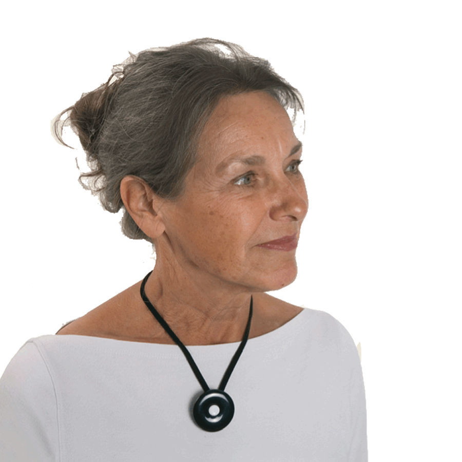 Vrouw draagt haar onyx rouwknoop als hanger. | parlAmore© Vrouw draagt een onyx rouwknoop met een knoopje van haar dierbare als hanger. De Rouwknoop kun je ook dragen als broche of reversspeld.